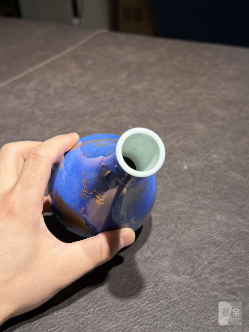 清康熙 洒蓝釉描金香草龙胆瓶 - 图11